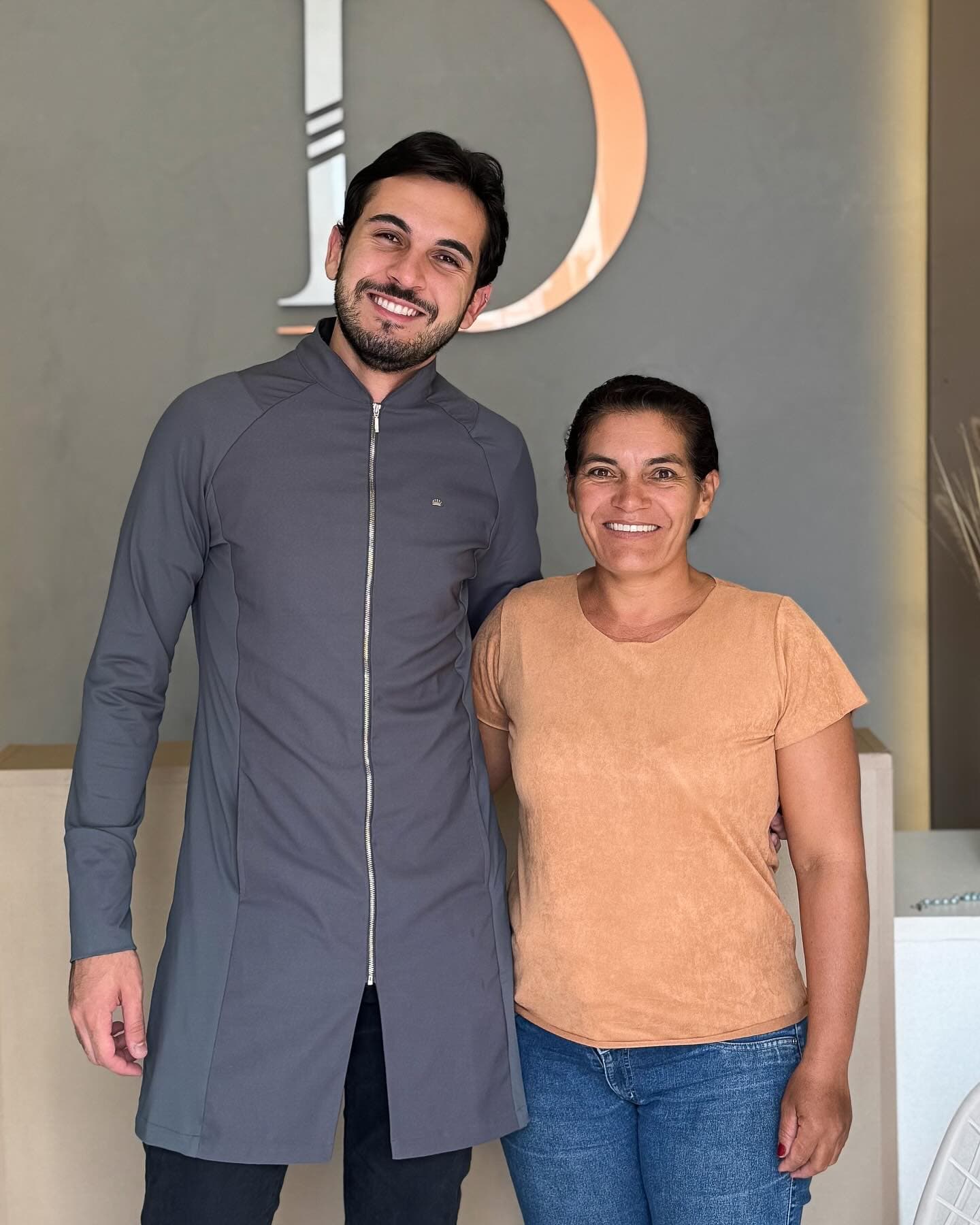 Dentista durante avaliação odontológica individual