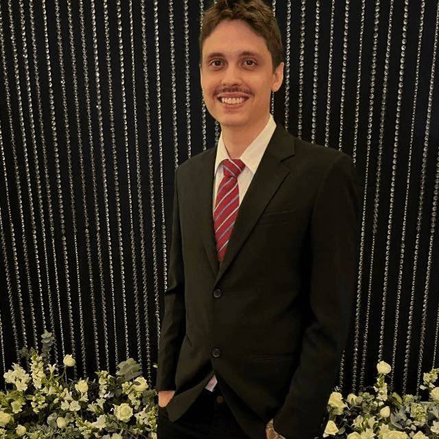 Foto do paciente Davi para depoimento sobre implante dentário